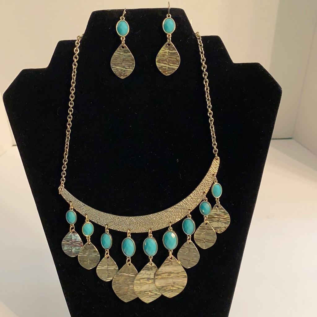 Fashion Jewelry Davinci Necklace And Earrings Nwt 7$